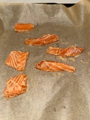 將三文魚放在焗盤上，擦去多餘的味噌醬汁。放入焗爐，以200°C焗10分鐘（如果三文魚切得較大，則焗12-15分鐘）。