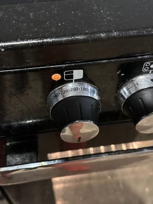 將焗爐預熱至200°C，焗5分鐘