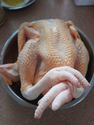 Wash the chicken until clean, then wipe with kitchen paper.
