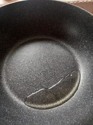 Prepare a frying pan, add 2 tablespoons of cooking oil, wait until hot, then pour on top (scallions, salt, ginger and finely chopped onions). Stir until well mixed.