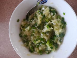 Prepare a frying pan, add 2 tablespoons of cooking oil, wait until hot, then pour on top (scallions, salt, ginger and finely chopped onions). Stir until well mixed.