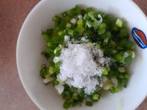 Prepare a bowl (mix together the finely ground ginger, finely ground garlic and spring onions) then add 1/2 tablespoon of salt.