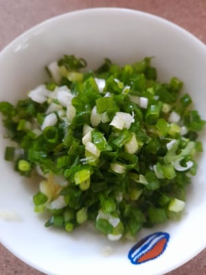 Prepare a bowl (mix together the finely ground ginger, finely ground garlic and spring onions) then add 1/2 tablespoon of salt.