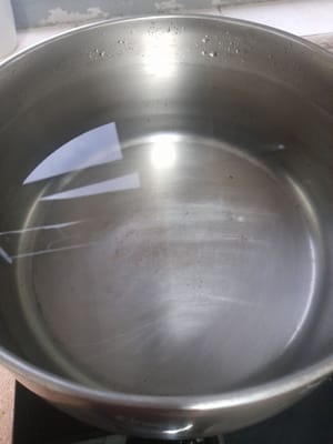 Prepare a pan, add water ± 8 liters of water (water to cover the chicken), then cover. 
Wait for the water to boil, when it boils, put the chicken in one after another, then cover, wait until it boils. Turn off the heat, do not open it, leave it in the pan for ± 10 minutes. then open it.
