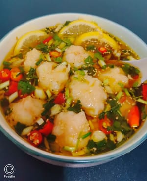 煮熟的虾球放进提前备好的汤汁里,完成,酸辣开胃减脂也能吃太好吃了