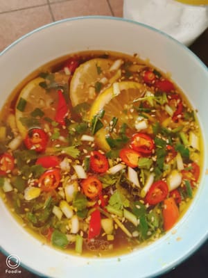 然后再加半碗热水滴两三滴芝麻香油,调均匀备用