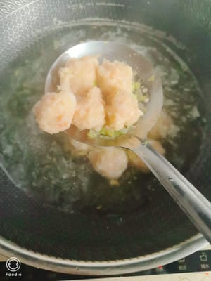 虾团用一个圆勺🥄子,锅里水烧开一个一个的放下去就成了虾球,再次煮开,虾球漂浮起来盛出