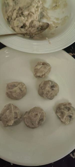 虾团用一个圆勺🥄子,锅里水烧开一个一个的放下去就成了虾球,再次煮开,虾球漂浮起来盛出