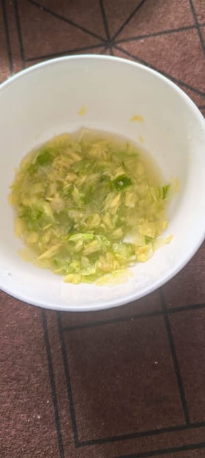 姜葱捣碎倒少量的温水浸泡10分钟