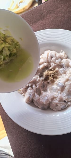 虾滑里面放少许白酒,胡椒粉,少许盐。少量葱姜水,用筷子往一个方向搅拌均匀后摔打上劲