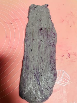 반죽을 꺼내 길게 밀어 편 후, 가운데에 블루베리 잼을 바르고 돌돌 말아 450g 토스트 틀에 넣습니다. 각 틀에 돌돌 말아 놓은 반죽을 3개씩 넣습니다. 방법은 영상을 참고하세요. (너무 질척거리고 끈적거리면 밀가루를 적당히 뿌려주세요. 너무 많이 뿌리지 마세요.)