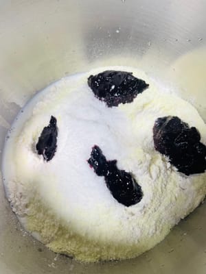 시작하기 전에 마지막 참고 사항을 읽어주세요!
버터, 소금, 블루베리 잼은 따로 두고 나머지 재료는 반죽통에 넣으세요. 초보자는 우유를 10~20g 정도 따로 보관하고 전부 넣지 마세요. 반죽을 치댈 때는 반죽 상태를 잘 살펴보세요. 너무 묽으면 더 넣으세요. 유연하게 조절해야 실수를 줄일 수 있습니다~
추가 설명: 이번에는 밀가루 625g을 사용해서 빵을 만들었는데, 꽤 많은 양입니다. 처음 시도하시는 분은 밀가루 250g을 사용하시는 것을 추천합니다. 빵을 만드는 과정은 그리 오래 걸리지 않지만 발효는 특히 시간이 많이 걸립니다. 반죽이 완전히 부풀어 오르도록 충분한 시간을 미리 두어야 빵의 맛과 폭신함을 유지할 수 있습니다.
