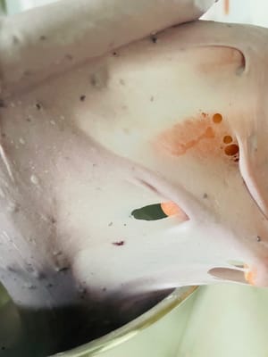 반죽을 매끈한 가장자리와 들쭉날쭉한 가장자리가 없는 필름 모양으로 만들 때까지 계속 반죽합니다(참고로 필름 상태를 보여드리는 것이며, 이것이 우리가 만들고 싶은 것입니다).