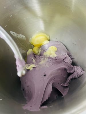 반죽이 매끄럽고 입자가 없는 필름 모양으로 펴질 때까지 반죽하면 버터와 소금을 넣고 계속 반죽합니다.