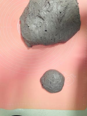 토스트를 만들 경우 반죽 한 개당 약 160g입니다. 일반 빵은 보통 50~80g이면 충분합니다. (베이킹파우더를 넣으면 50g이면 충분합니다. 베이킹파우더, 개량제 등을 넣지 않을 경우 80g씩 3개로 나누세요.) 나눠진 반죽을 공 모양으로 밀어 랩으로 덮고 15분간 휴지시킵니다.