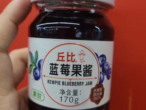 롤빵 중앙에 블루베리 잼을 바릅니다.