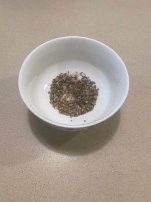 加入乾牛至和剩餘的鹽和糖