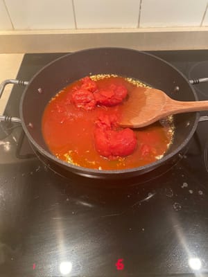 一旦香味四溢，加入碎番茄