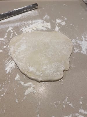 發酵後攞出嚟麵團並擀開