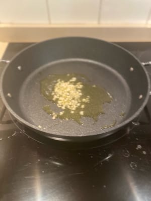 加入剩餘的油，炒至香味四溢