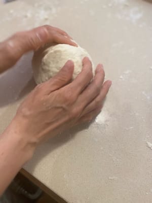 逐漸加入濕混合物並搓揉 10 分鐘