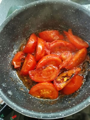 goreng sampai layu Dan kuning kecoklatan, angkat Dan sisihkan