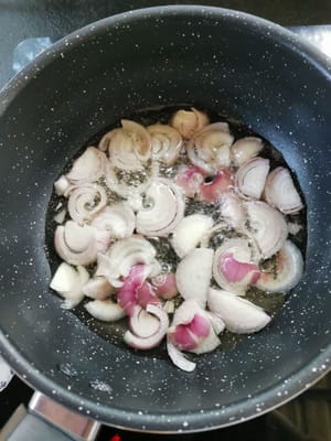 lalu masuk Kan bawang Merah Dan bawang putih, Dan aduk2 sampai agak layu