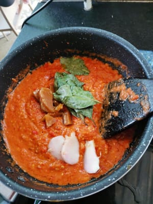 lalu tambahkan (daun Salam, daun jeruk, lengkuas, Gula, garam Dan 1 sendok teh kaldu Ayam bubuk)