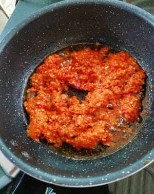 lalu masuk Kan cabe yang sudah digiling