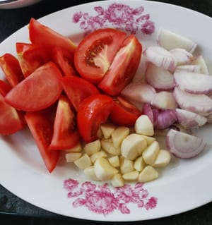 siapkan bahannya (bawang Merah, bawang putih Dan tomat)