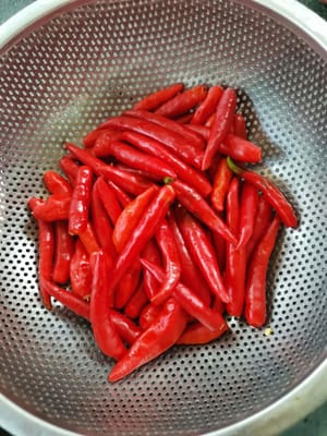 buang tangkai cabe nya, lalu cuci bersih Dan tiriskan