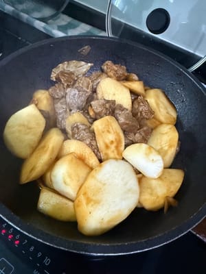 Cortar la pechuga de res en trozos, llevar a ebullición, añadir jengibre en rodajas, incorporar la pechuga de res y dejar cocinar a fuego lento durante 10 minutos. Escurrir y enjuagar para su uso posterior.
Pelar y cortar el rábano en trozos. Dejar de lado.
Calentar el aceite en una sartén, sofreír el jengibre en rodajas, el anís estrellado, las hojas de laurel, añadir la carne picada, sofreír hasta que esté fragante.