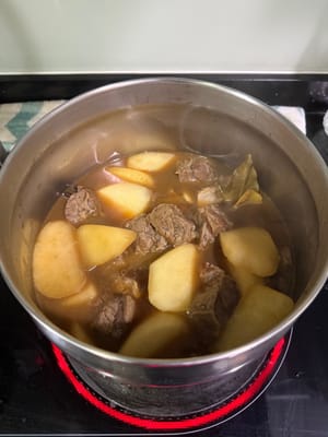 Agregue el rábano blanco, la salsa de ostras, un poco de azúcar y salsa de soja, revuelva bien y deje hervir.
Reduce el fuego, tapa y cocina a fuego lento durante 20 minutos hasta que la salsa se reduzca. Apaga el fuego y hornea durante 15 minutos. Luego, vuelve a hervir durante 20 minutos a fuego lento, apaga el fuego y deja cocinar a fuego lento durante 15 minutos.