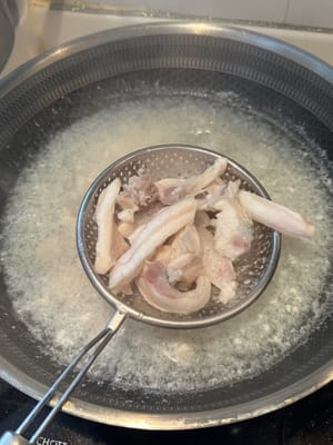 在滾水中，輕輕放入魚。煮約1分鐘，或直至魚捲起，備用。