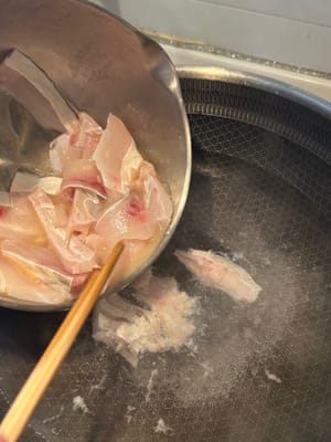 在滾水中，輕輕放入魚。煮約1分鐘，或直至魚捲起，備用。