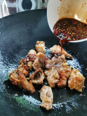 dann die Würzsauce hinzufügen (Knoblauch, Sojasauce, Austernsauce, getrocknete Chilis, Mirin, Maissirup, Zucker, Tapiokamehl).