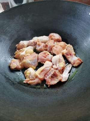 dann das Hähnchen dazugeben und bei schwacher Hitze braten