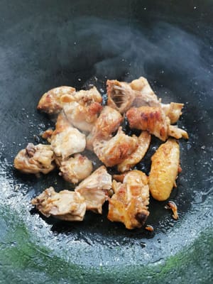 das Hähnchen goldbraun braten