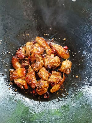 dann etwa 1 Minute rühren, bis die Sauce gleichmäßig verteilt ist