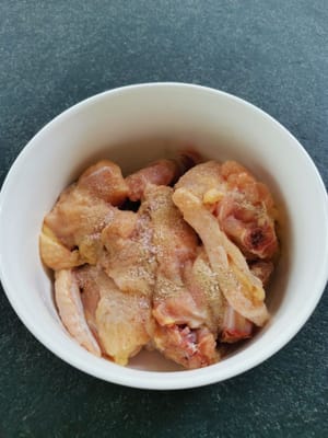 Geben Sie es in einen Behälter und würzen Sie es mit Salz und Pfefferpulver
