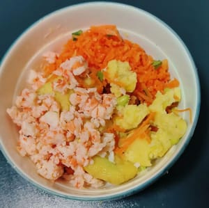 Schiacciare le fette di patate al vapore con una forchetta, aggiungere 1 grammo di sale, chicchi di mais, piselli verdi, carote a dadini, alghe tritate e pepe e mescolare bene.