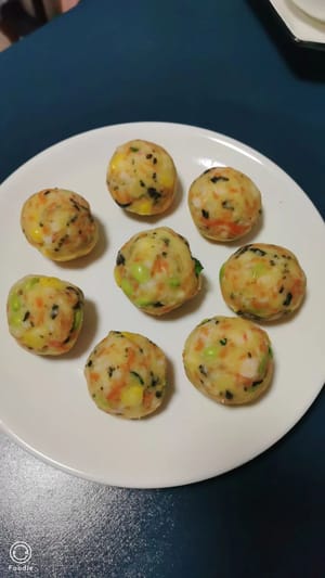 Con le mani nude, formare delle palline di impasto, disporle in una teglia, ricoprirle con le fette di formaggio, condire con un po' di ketchup e condimento per insalata e guarnire con semi di sesamo nero.