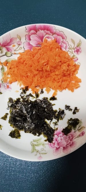 Tagliare le carote a dadini e schiacciare le alghe.