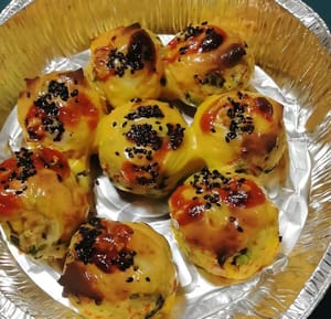 Sfornate le fette di formaggio e toglietele dal forno. Saranno dorate e incredibilmente deliziose!