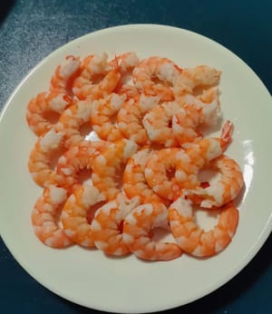 Portare l'acqua a ebollizione in una pentola, aggiungere cipollotti, zenzero e vino da cucina, quindi aggiungere i gamberi freschi e cuocere fino a cottura ultimata. Togliere i gamberi, sgusciarli e privarli dell'intestino.