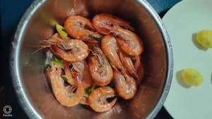 Portare l'acqua a ebollizione in una pentola, aggiungere cipollotti, zenzero e vino da cucina, quindi aggiungere i gamberi freschi e cuocere fino a cottura ultimata. Togliere i gamberi, sgusciarli e privarli dell'intestino.