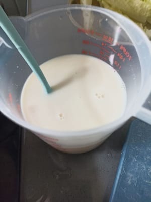 Siapkan 250 ml susu cair