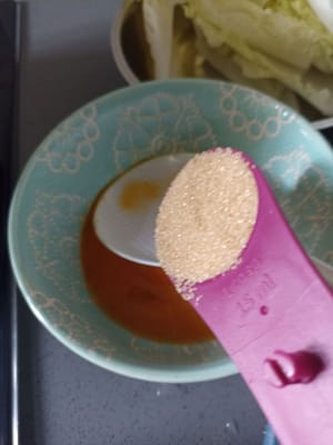 Ambil2biji  kuning telur dan tambahkan 1tbsp sugar