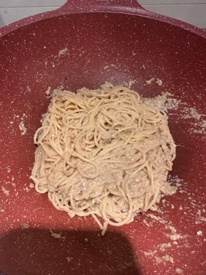 Buttare la pasta e mescolare con il sugo fino a quando non sarà ben amalgamato. Condire con sale e pepe nero a piacere.