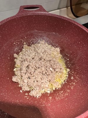 aggiungere il matsutake macinato e il pesto al tartufo. Continuare a soffriggere fino a ottenere una consistenza cremosa.